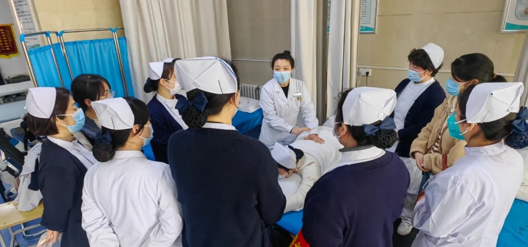 二院“燕尾帽” | 中医护理专业小组展开集中培训学习(图1)