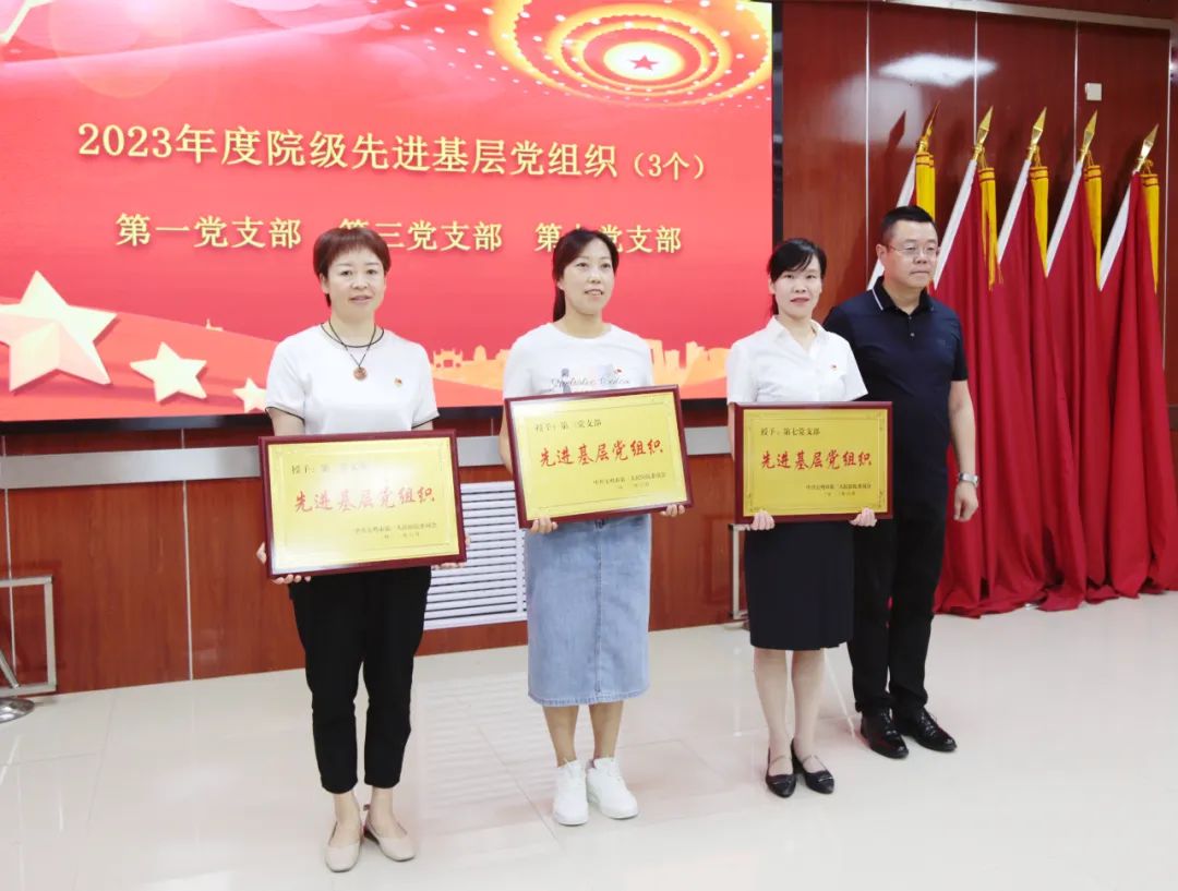 宝鸡市第二人民医院召开庆祝中国共产党成立102周年暨“两优一先”表彰大会(图19)
